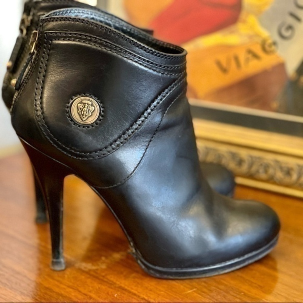 Beautiful 100% authentic Gucci black leather high heeled booties! - Picture 6 of 13